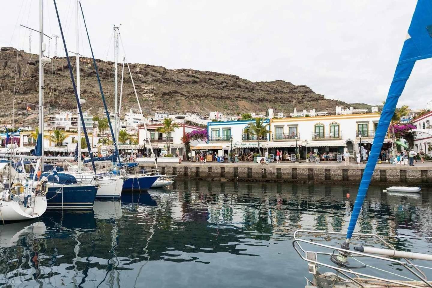 Precioso Yate En El Centro Del Puerto De Mogan Hotel Exterior photo